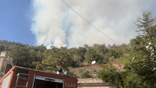 السيطرة على النيران التي اندلعت في مساحات شاسعة من الأعشاب والأشجار الحرجية في قرطبا وابعاد الخطر عن المنازل