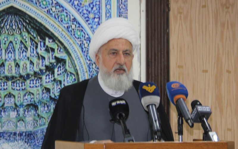 القى  نائب رئيس المجلس الإسلامي الشيعي الاعلى العلامة الشيخ علي الخطيب خطبتي عيد الفطر المبارك صبيحة اليوم في مقر المجلس طريق المطار وادى صلاة العيد ، وقال في الخطبتين