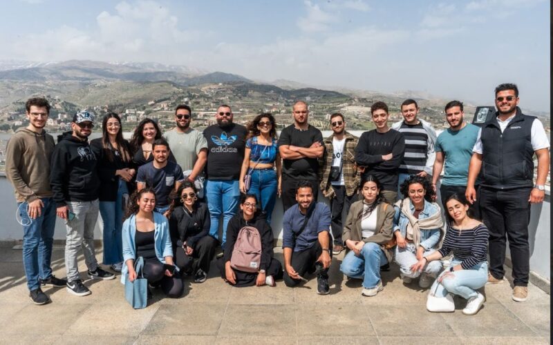 استضاف نادي روتارأكت زحلة كابيتول “Barme Lebnenye -Zahle Edition”، حيث رحّب بأعضاء من نوادي روتارأكت زغرتا الزاوية، طرابلس، ساحل المتن، وجبيل لقضاء يوم مميز احتفاءً بتراث زحلة الغني.  بدأت الرحلة بجلسة قهوة وحوارات في Thinkers Coffee Shop، تلتها زيارة هادئة إلى سيدة زحلة والبقاع، حيث استمتع المشاركون بإطلالات خلابة. بعد ذلك، جالوا في أبرز المعالم الثقافية والتاريخية للمدينة، بما في ذلك متحف مطرانية سيّدة النجاة، سوق البلاط، ،منزل بشارة أبو مراد، و معمل الشمع   واستمرت التجربة بغوص عميق في ثقافة النبيذ الشهيرة في زحلة، من خلال جولات وتذوّق في  Chateau Ksara, و Cave Abou Hanna. ثم اختُتم اليوم بغداء لذيذ في مطعم حبيس، حيث استمتع الجميع بالمأكولات المحلية الأصيلة، مما جعل هذا اليوم تجربة زحليّة غنية ولا تُنسى.