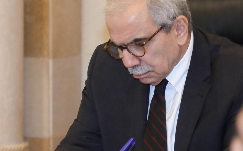 حيّا رئيس مجلس الوزراء نواف سلام أهالي قرى الجنوب على تمسكهم في قراهم وبلداتهم.