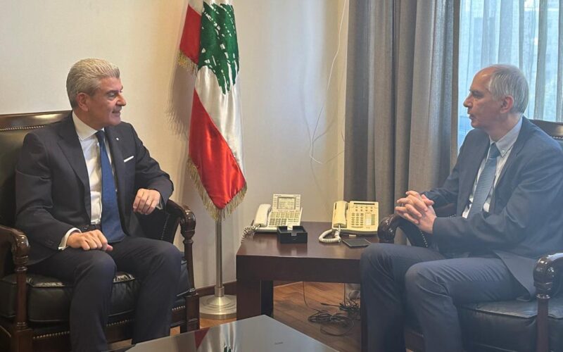 التقى وزير الصناعة جو عيسى الخوري سفير فرنسا في لبنان، هيرفيه ماغرو، وقدّم له شرحاً عن ورش العمل التي أطلقها في الوزارة. كما تم استعراض مشاريع الوزارة وفرص التعاون الممكنة مع فرنسا