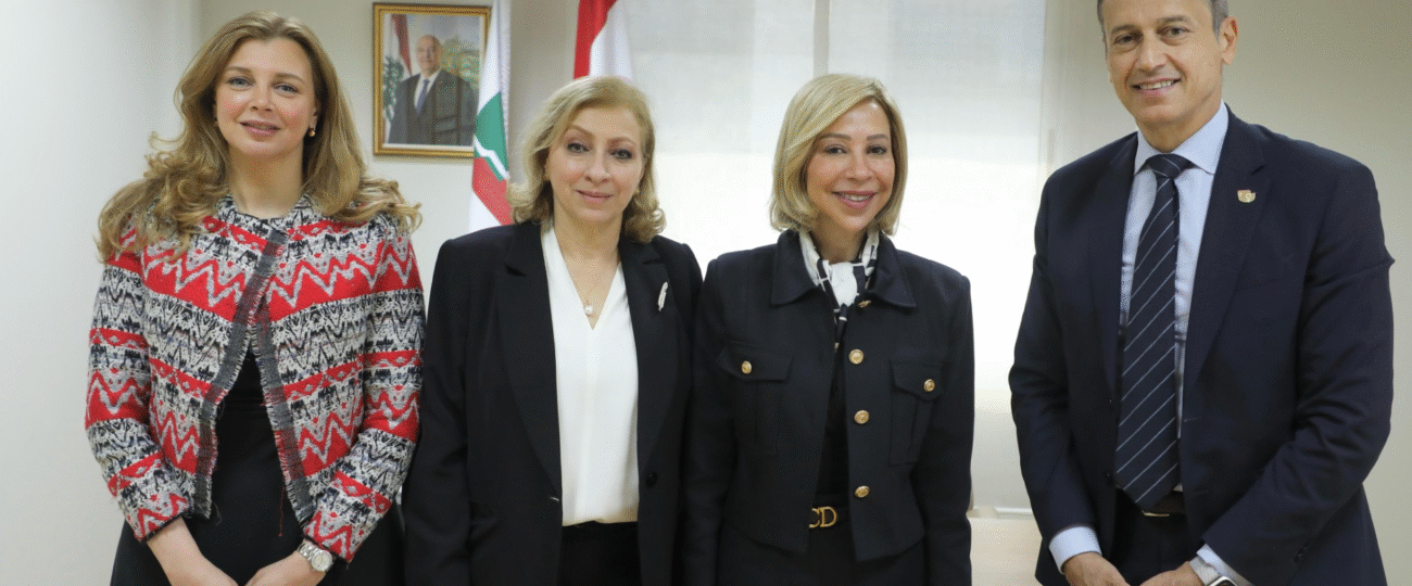 اللبنانية الأولى السيدة نعمت عون رئيسة الهيئة الوطنية لشؤون المرأة اللبنانية تلتقي  السيّد معزّ دريد المدير الإقليمي بالنيابة لهيئة الأمم المتحدة للمرأة في الدول العربية.